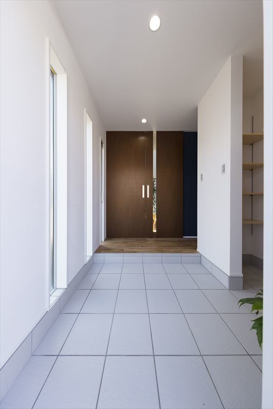 木製玄関ドアと白のコントラストが美しい玄関