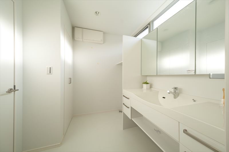 白で統一した清潔感あふれる洗面脱衣室
