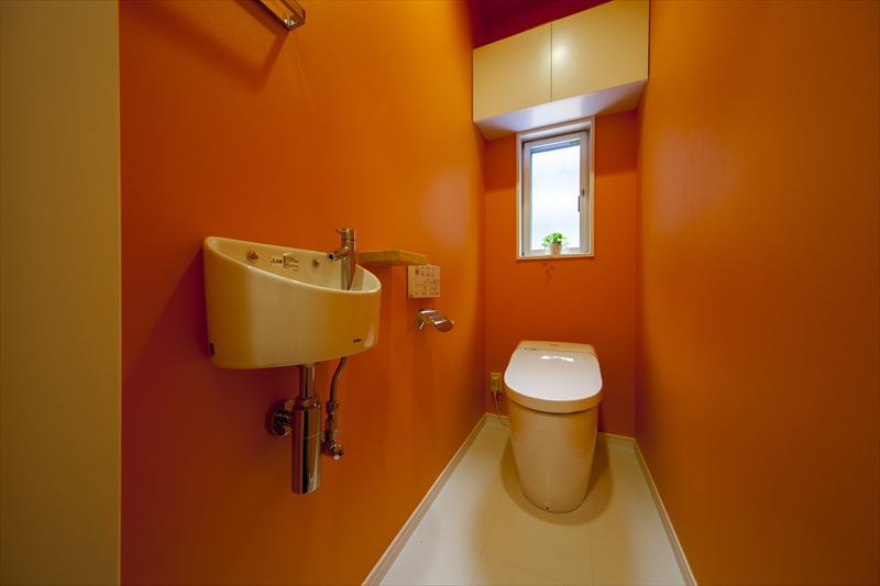 オレンジのクロスで鮮やかなトイレ