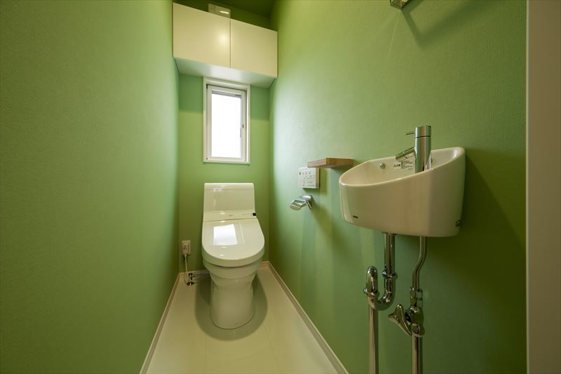 グリーンのアクセント壁でさわやかなトイレ