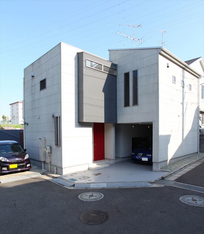 敷地を生かしたL型の外観