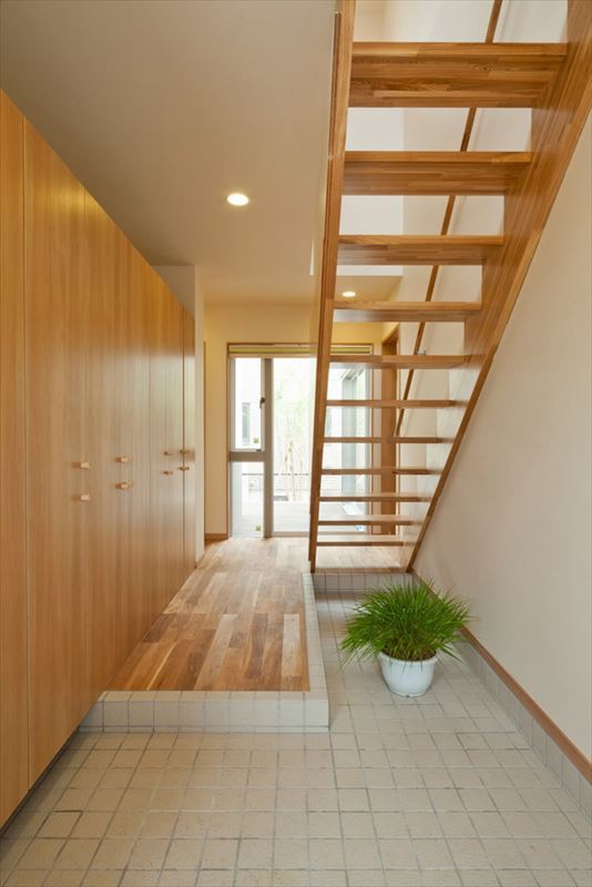 美しい木製階段のある玄関ホール