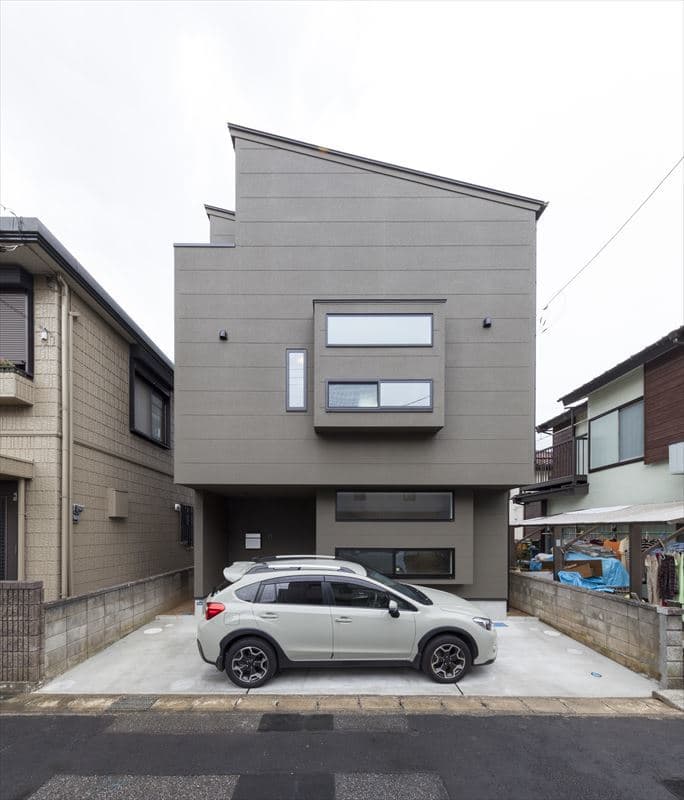 片流れ屋根のグレイッシュモダンの外観