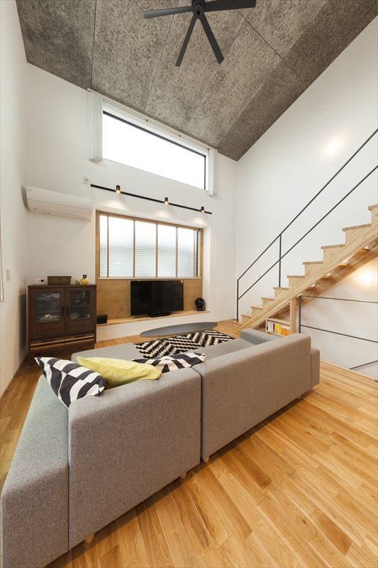 木製階段や無垢材の床でナチュラルモダンを演出