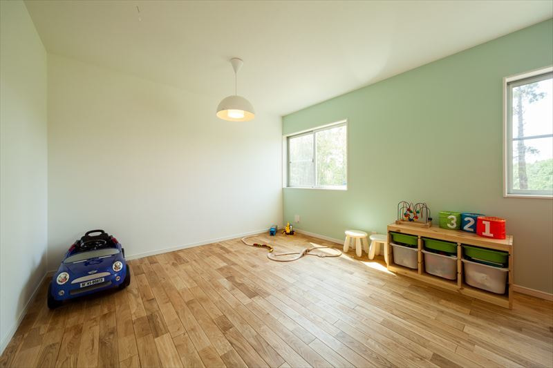 無垢の床材とアクセントクロスで印象的な子供室
