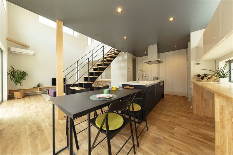 鉄骨階段を眺められるダイニングキッチン