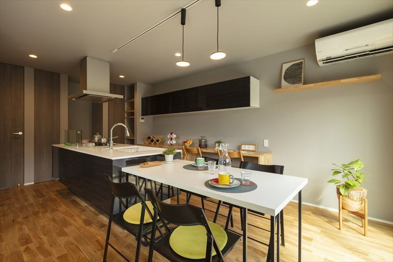 家族の時間を楽しめるアイランドキッチンで