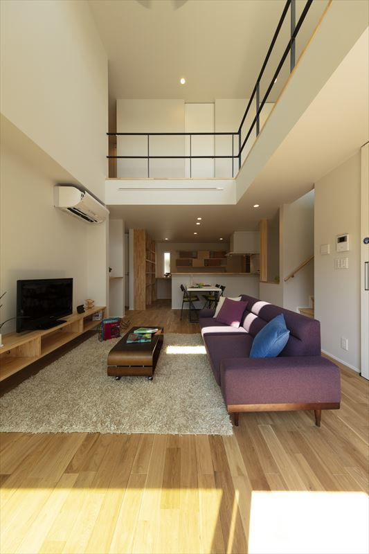 吹抜に面した2階廊下から家族の気配を感じられるリビング