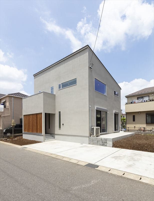 木製ルーバーがアクセントのシンプルスタイル