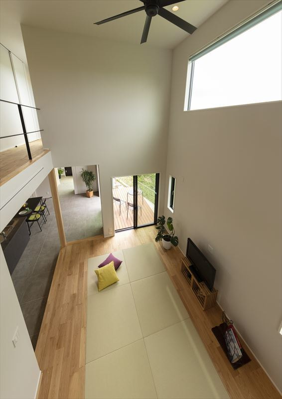 天井の高い畳敷きのリビング