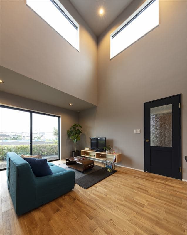 吹抜から日差しが降り注ぐリビング