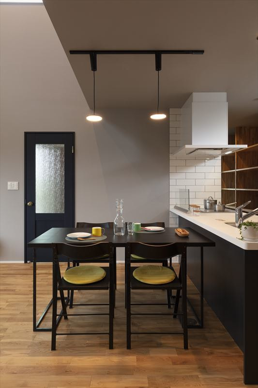 白と黒のインテリアでまとめた落ち着いたキッチン