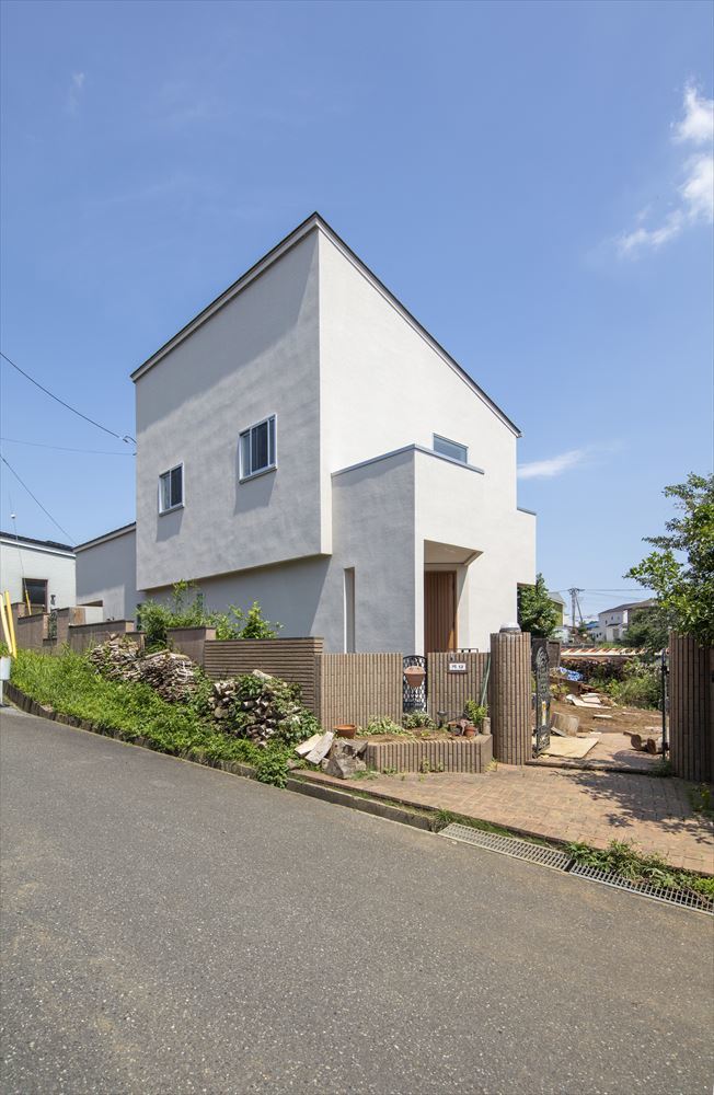 白の外観に片流れ屋根が際立つ住宅です