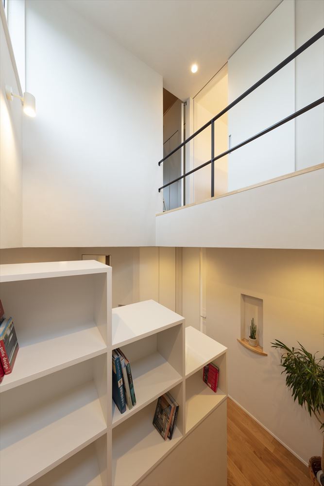 段差を利用した収納が楽しい階段ホール