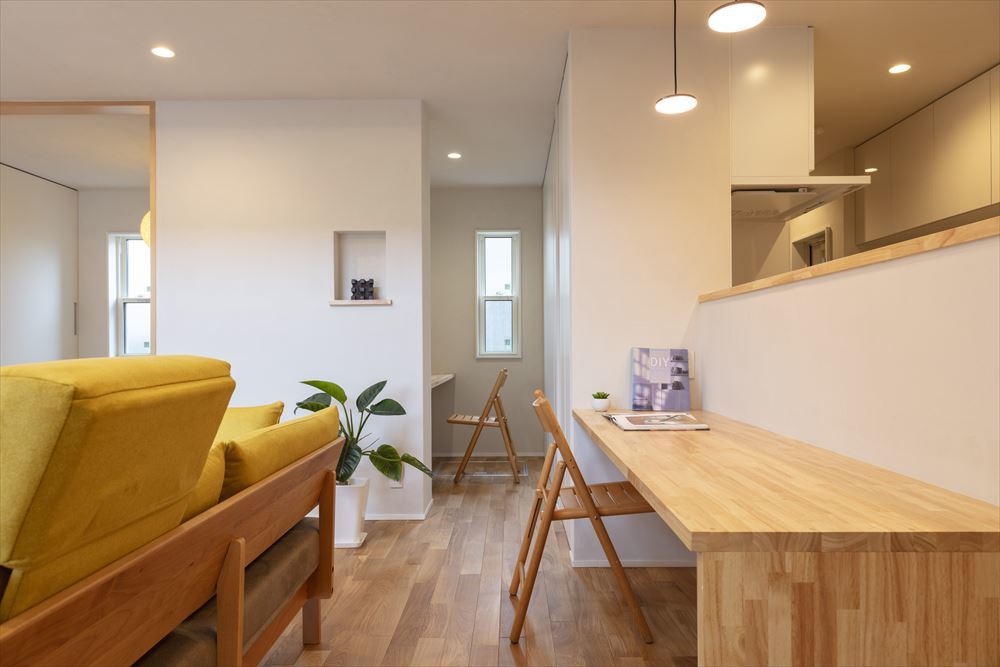 無垢材のカウンターで使い勝手の良いワークスペース