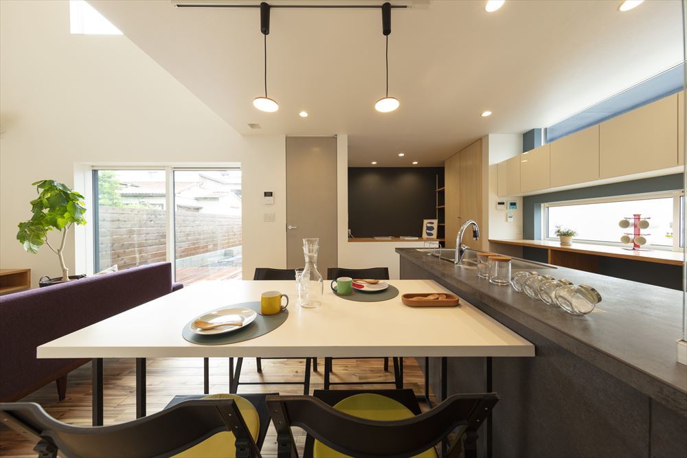 アイランドキッチンで家族とつながるダイニングキッチン