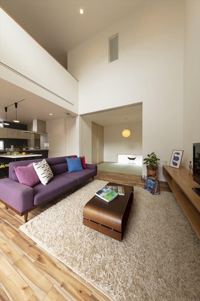 白を基調としこだわりの家具が映えるリビング