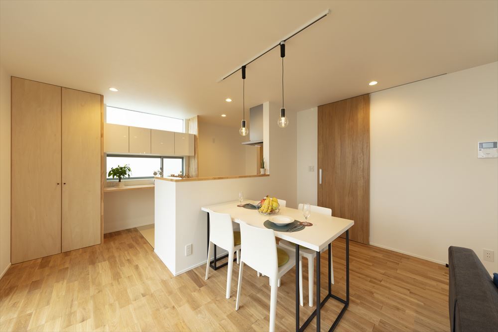 無垢材の建具や床のナチュラルなダイニングキッチン