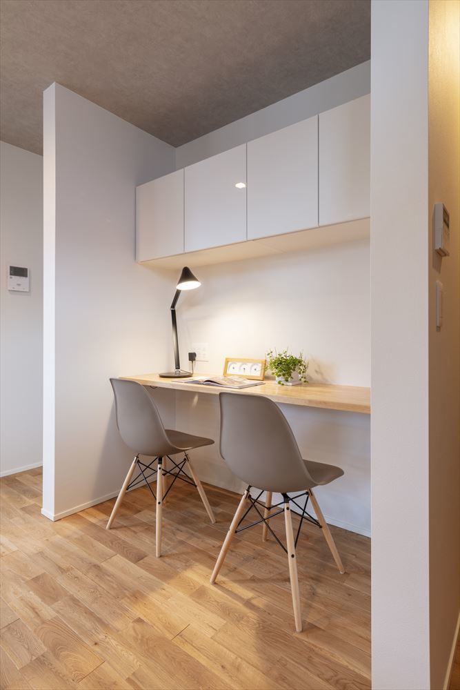 無垢材のカウンターのワークスペース