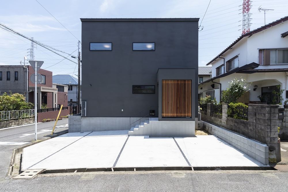 木製ルーバーとシンプルな箱の外観が際立つ住まい
