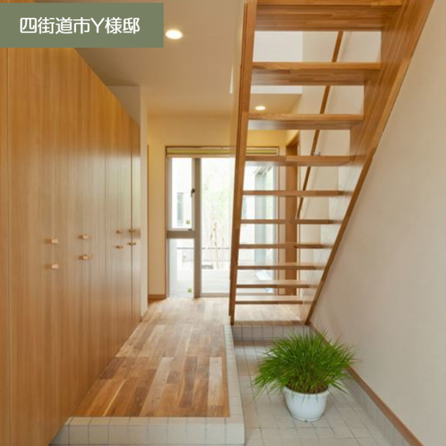 無垢の床や建具と木製スケルトン階段が美しい