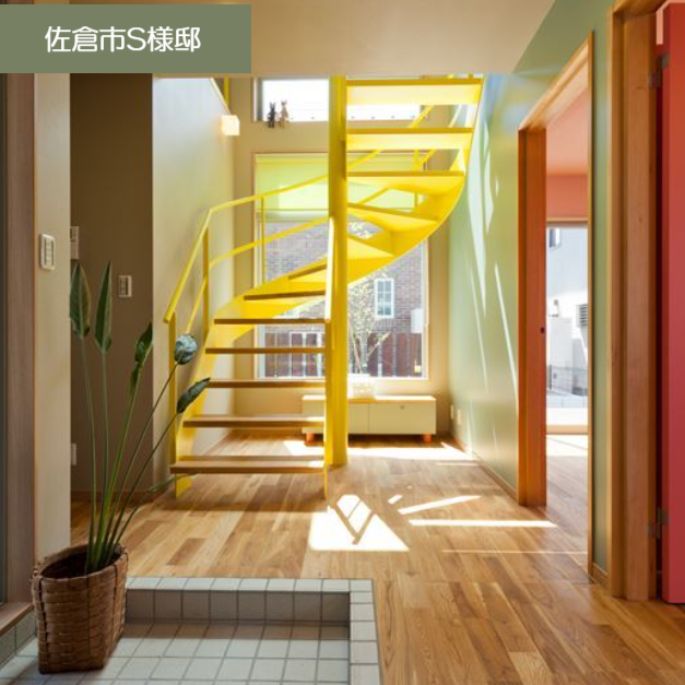 黄色が特徴的ならせん階段