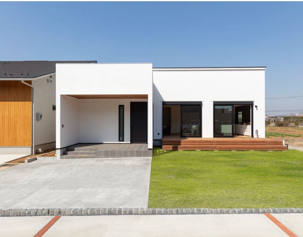 大きなウッドデッキとポーチが特徴的な平屋の住まい