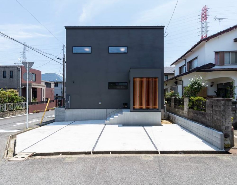木製ルーバーと黒の塗壁で和モダンな外観