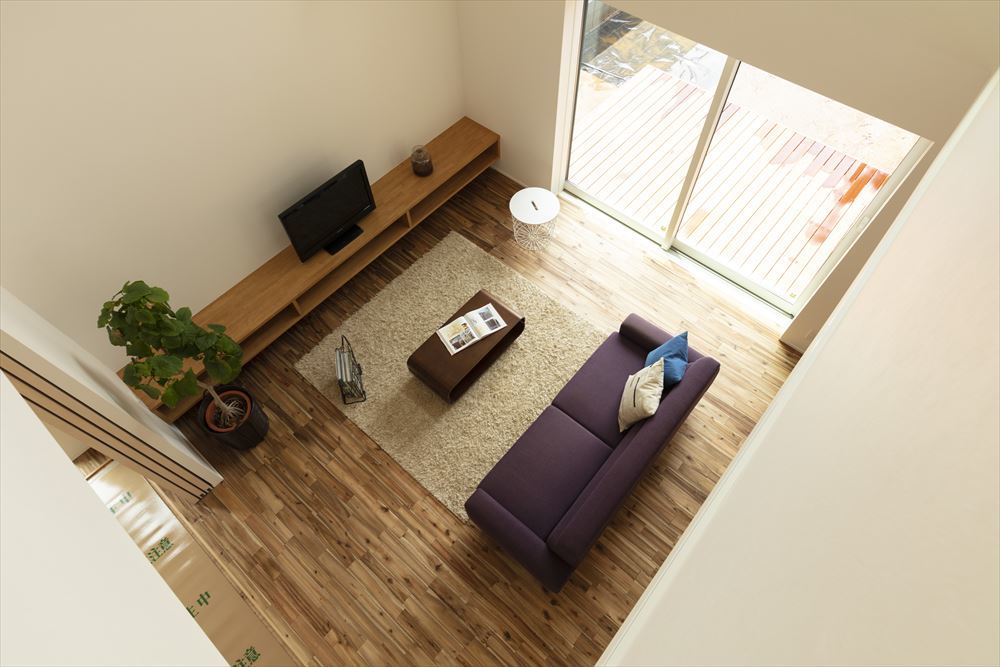 こだわり家具と無垢材の床でシンプルモダンなリビング