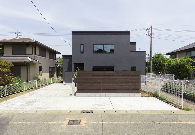 板塀とグレーの外観が印象的なスタイリッシュな住まい