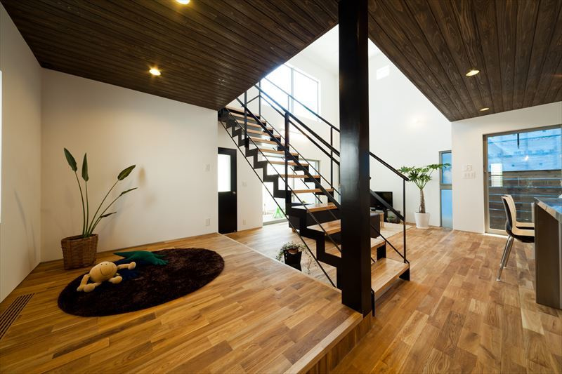 リビングの一角の落ち着いた小上がり