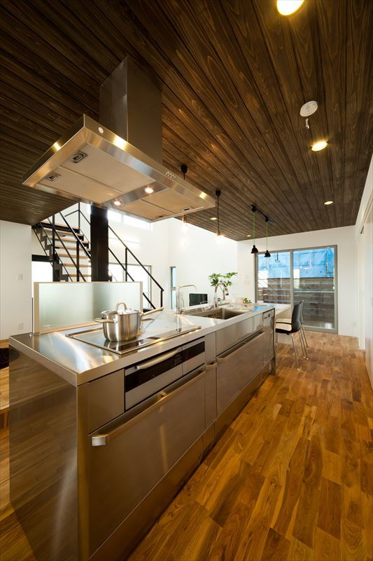 濃い色味の無垢材をふんだんにつかったモダンなキッチン