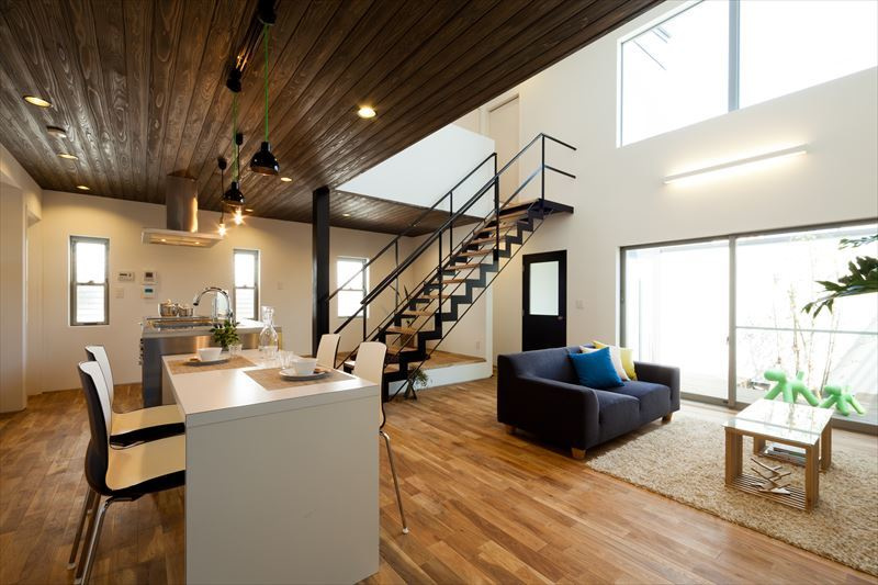 木製の天井がリゾートのような印象のリビングダイニング