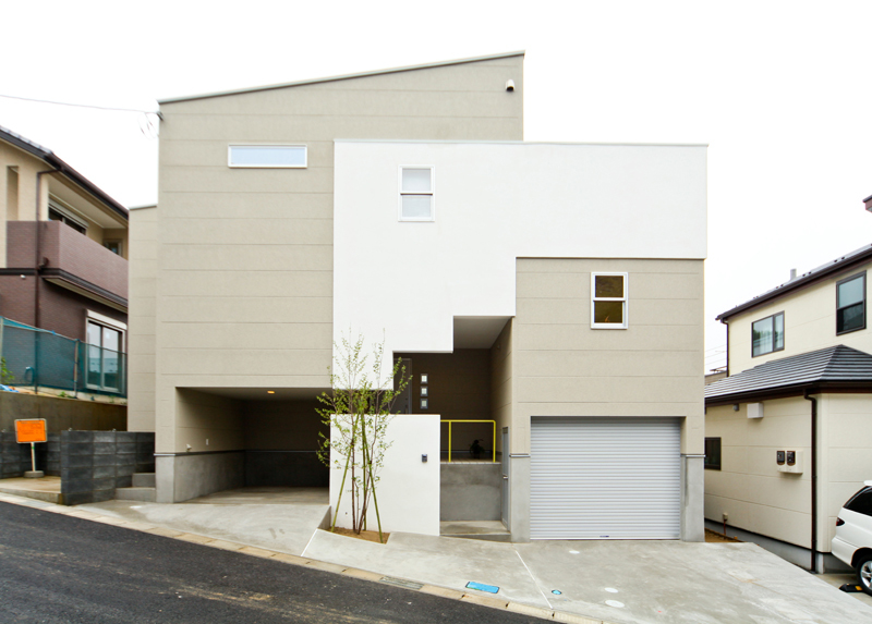 白とベージュで街並みに優しい外観