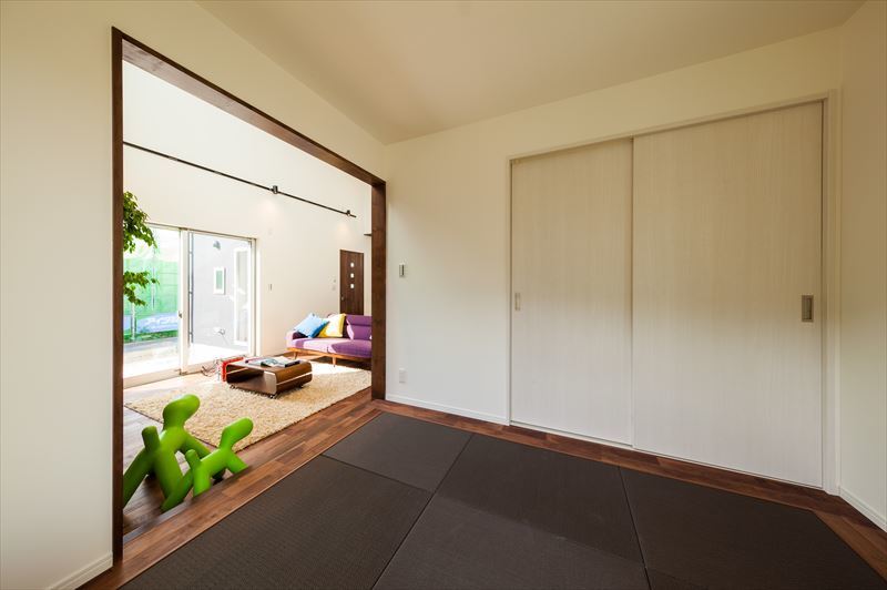 無垢材に合わせた濃茶の畳の和室