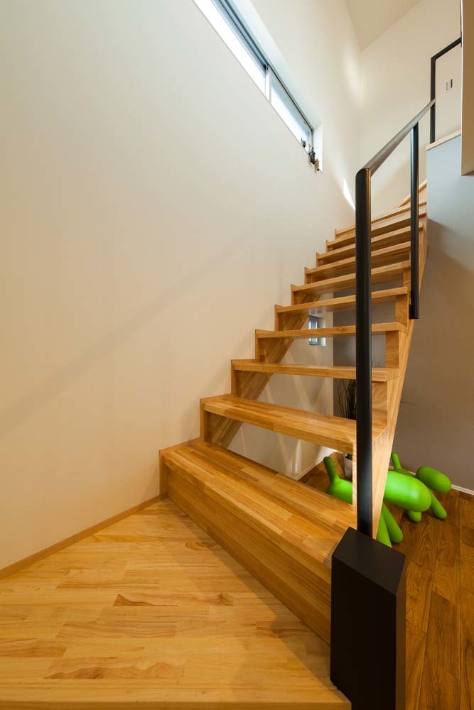 シンプルな木製階段