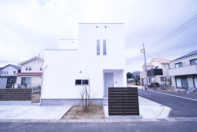 シンプル&スクエアの白い塗壁の外観