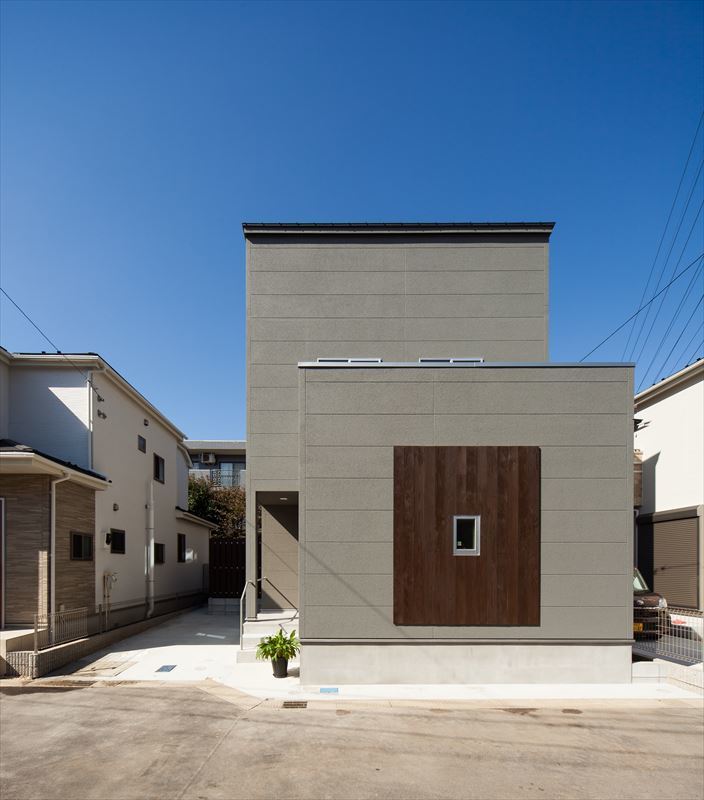 一部を板張りにした和モダンの外観