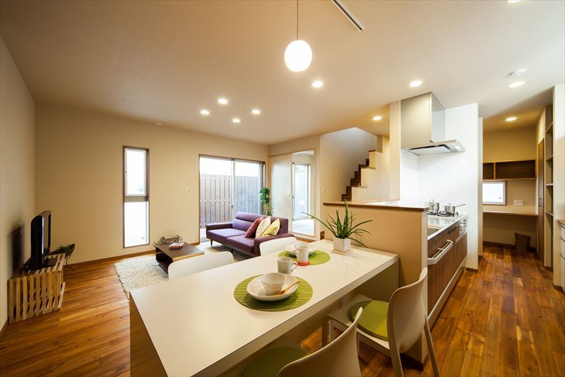 無垢材の床とダウンライトでシンプルナチュラルなリビングダイニング