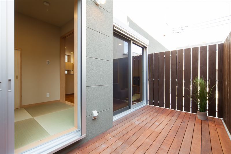 プライバシーを確保したウッドデッキ