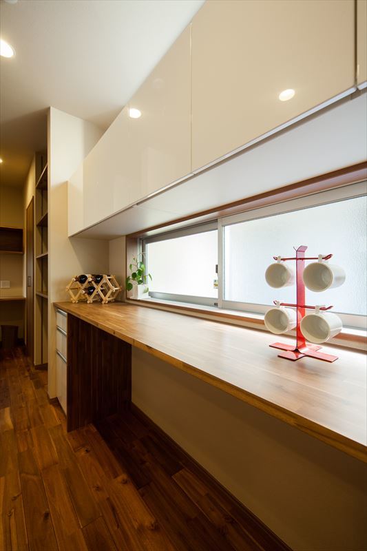 美しい造作のキッチン背面カウンター