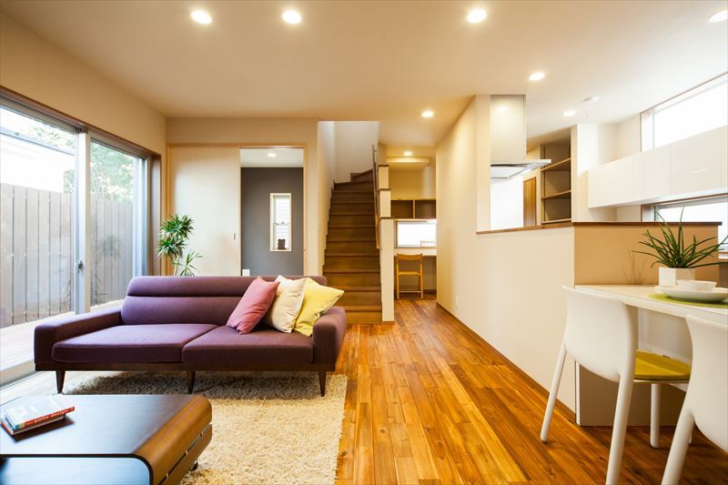 すっきりした間取りで狭さを感じさせないリビング