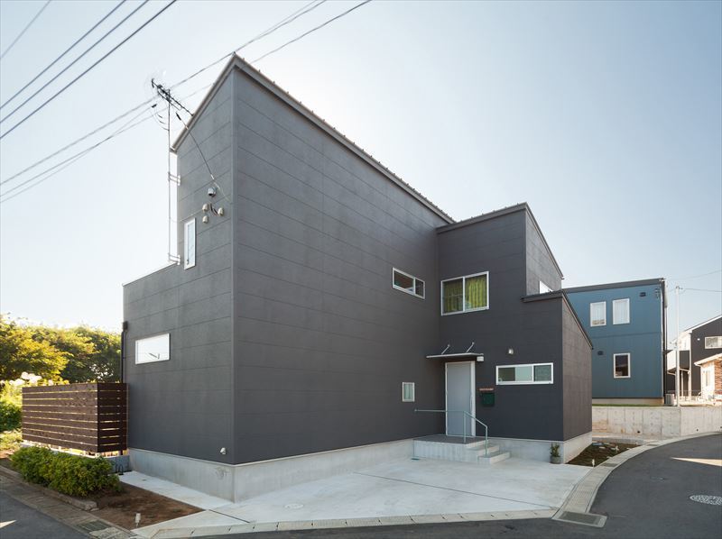 KUKEIのBOXYタイプのグレーの外観の住まいです