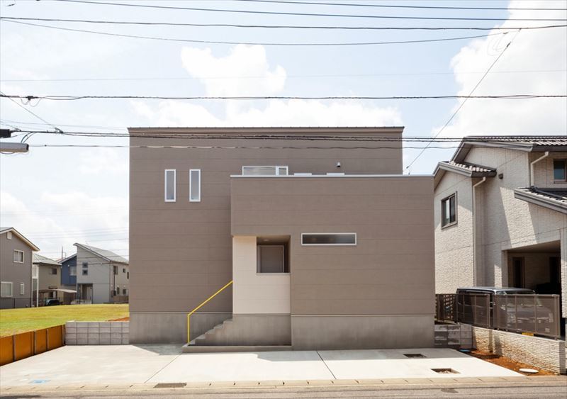グレイッシュモダンのシンプルな外観の住まい