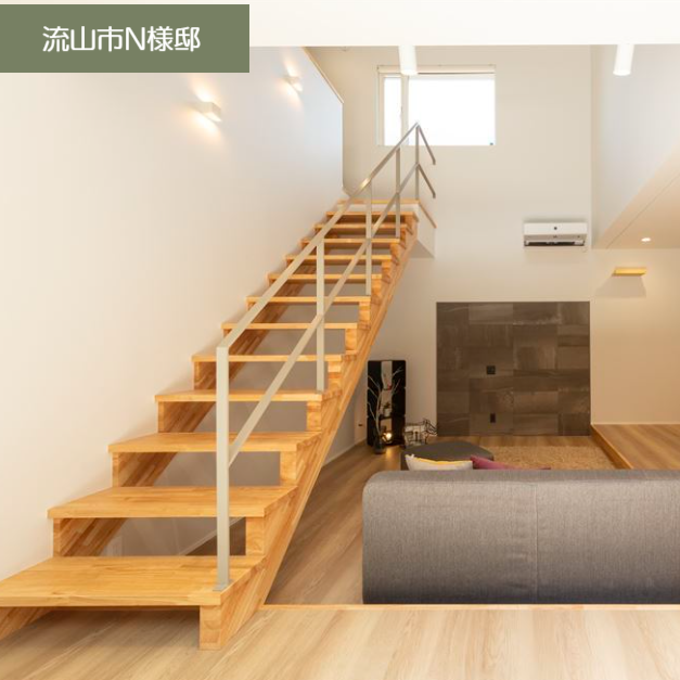 街に馴染む色合いのシンプルな箱の外観