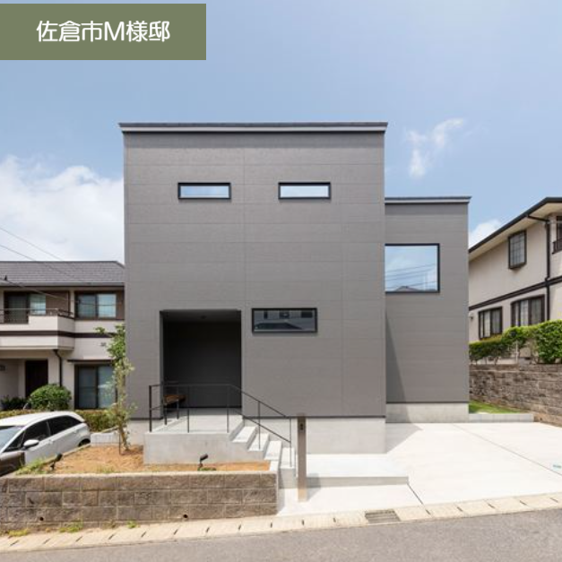 大きなポーチとウッドデッキが特徴的なシンプルモダンな平屋の外観