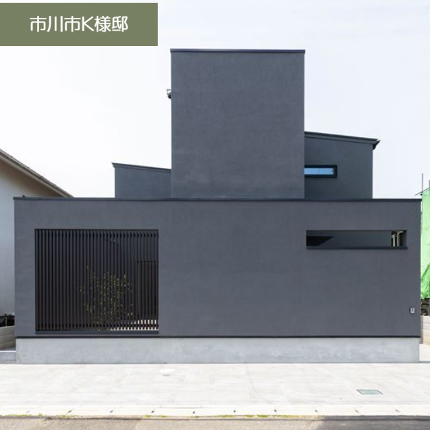 大きなポーチとウッドデッキが特徴的なシンプルモダンな平屋の外観